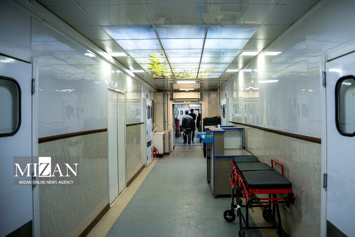 از نگاه رسانه/ خدمت‌رسانی بیمارستان سیار برکت در عمود ۹۸۹ به زائران اربعین حسینی