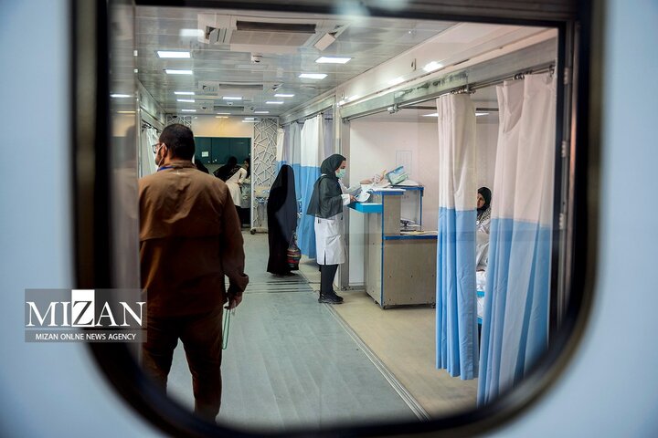 از نگاه رسانه/ خدمت‌رسانی بیمارستان سیار برکت در عمود ۹۸۹ به زائران اربعین حسینی