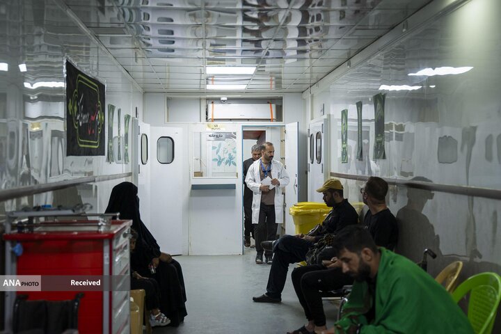 از نگاه رسانه/ خدمت‌رسانی بیمارستان سیار برکت در عمود ۹۸۹ به زائران اربعین حسینی