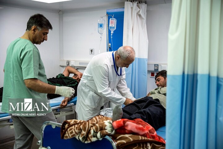 از نگاه رسانه/ خدمت‌رسانی بیمارستان سیار برکت در عمود ۹۸۹ به زائران اربعین حسینی