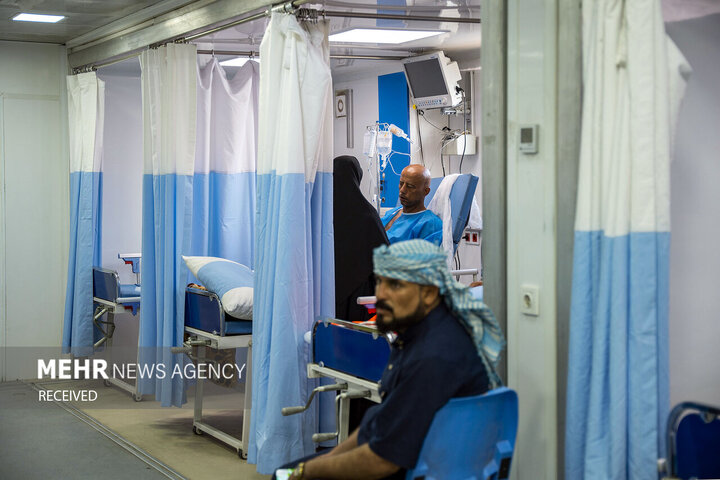 از نگاه رسانه/ خدمت‌رسانی بیمارستان سیار برکت در عمود ۹۸۹ به زائران اربعین حسینی