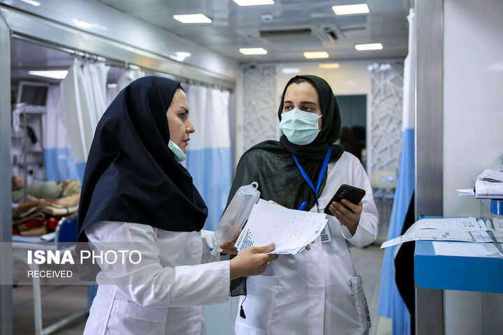 از نگاه رسانه/ خدمت‌رسانی بیمارستان سیار برکت در عمود ۹۸۹ به زائران اربعین حسینی