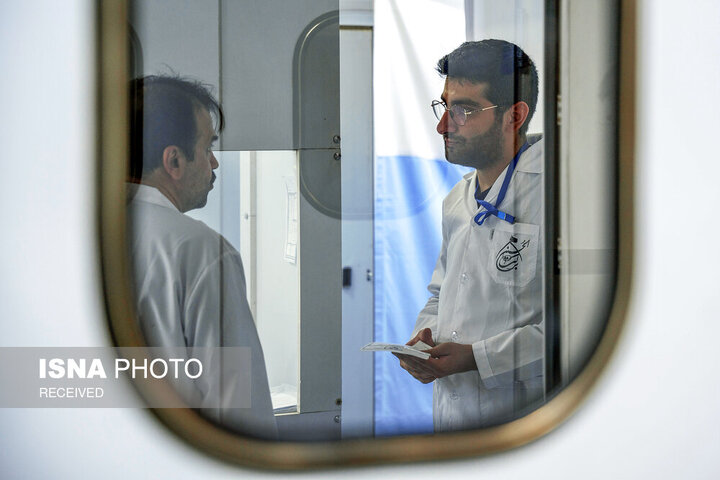 از نگاه رسانه/ خدمت‌رسانی بیمارستان سیار برکت در عمود ۹۸۹ به زائران اربعین حسینی