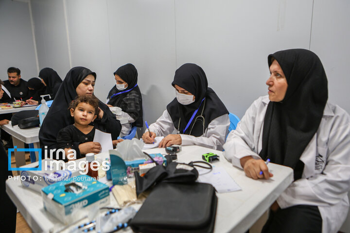 از نگاه رسانه/ خدمت‌رسانی بیمارستان سیار برکت در عمود ۹۸۹ به زائران اربعین حسینی