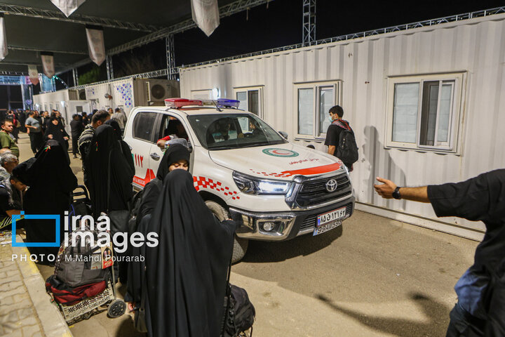 از نگاه رسانه/ خدمت‌رسانی بیمارستان سیار برکت در عمود ۹۸۹ به زائران اربعین حسینی