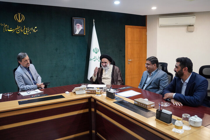 دیدار حجت الاسلام سید ابوالحسن فاطمی امام جمعه، جعفر مردانی استاندار و احمد راستینه نماینده مردم شهرکرد، بن و سامان در مجلس شورای اسلامی با رئیس ستاد اجرایی فرمان امام