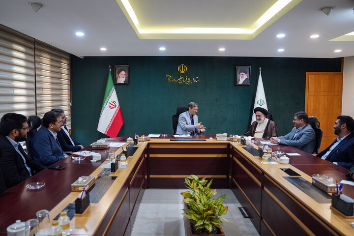 دیدار حجت الاسلام سید ابوالحسن فاطمی امام جمعه، جعفر مردانی استاندار و احمد راستینه نماینده مردم شهرکرد، بن و سامان در مجلس شورای اسلامی با رئیس ستاد اجرایی فرمان امام