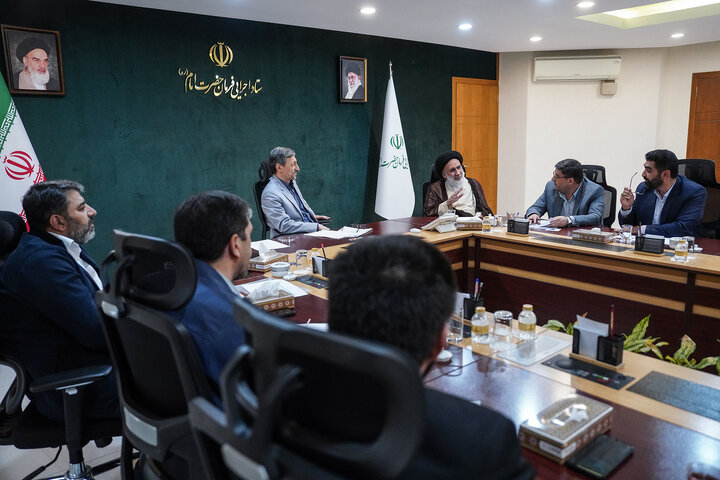 دیدار حجت الاسلام سید ابوالحسن فاطمی امام جمعه، جعفر مردانی استاندار و احمد راستینه نماینده مردم شهرکرد، بن و سامان در مجلس شورای اسلامی با رئیس ستاد اجرایی فرمان امام