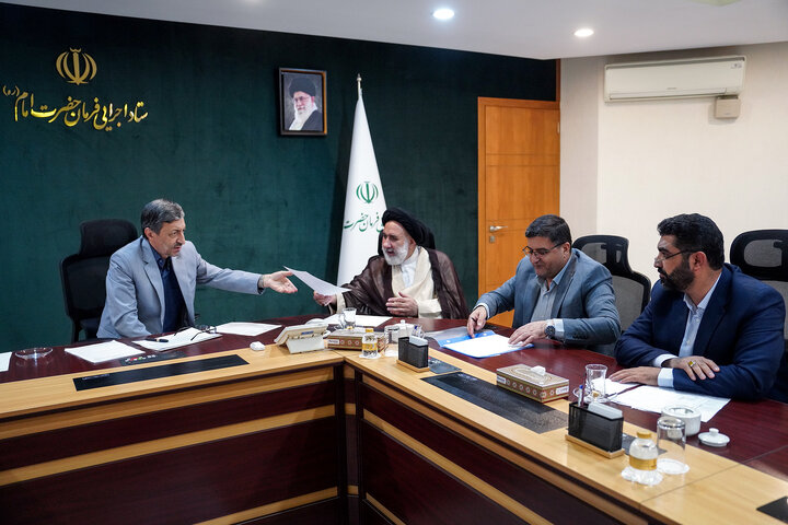 دیدار حجت الاسلام سید ابوالحسن فاطمی امام جمعه، جعفر مردانی استاندار و احمد راستینه نماینده مردم شهرکرد، بن و سامان در مجلس شورای اسلامی با رئیس ستاد اجرایی فرمان امام