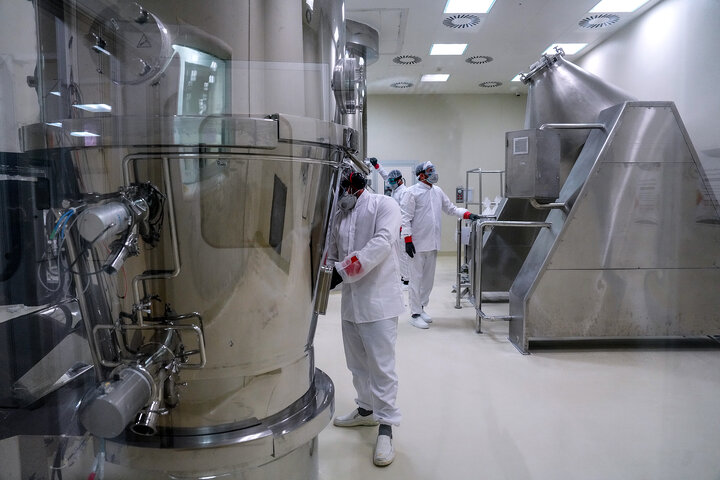 بازدید رئیس ستاد اجرایی فرمان امام از کارخانه داروسازی ریحانه اصفهان