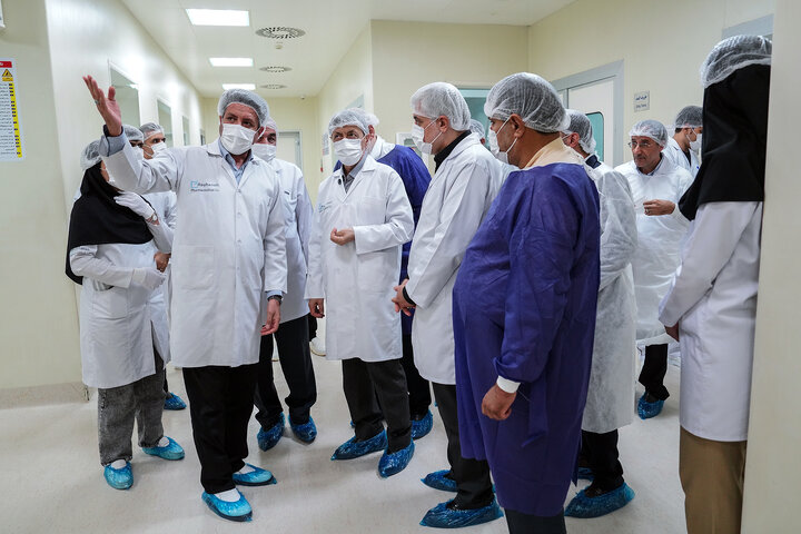 بازدید رئیس ستاد اجرایی فرمان امام از کارخانه داروسازی ریحانه اصفهان