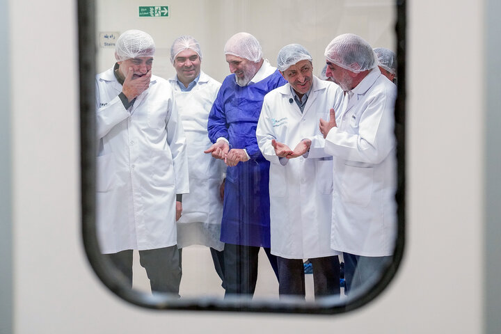 بازدید رئیس ستاد اجرایی فرمان امام از کارخانه داروسازی ریحانه اصفهان