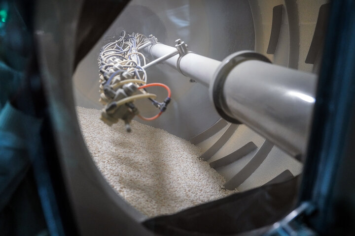 بازدید رئیس ستاد اجرایی فرمان امام از کارخانه داروسازی ریحانه اصفهان