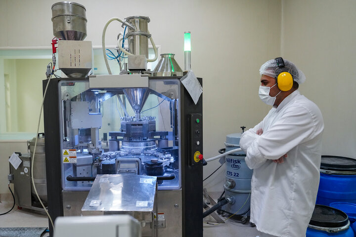 بازدید رئیس ستاد اجرایی فرمان امام از کارخانه داروسازی ریحانه اصفهان