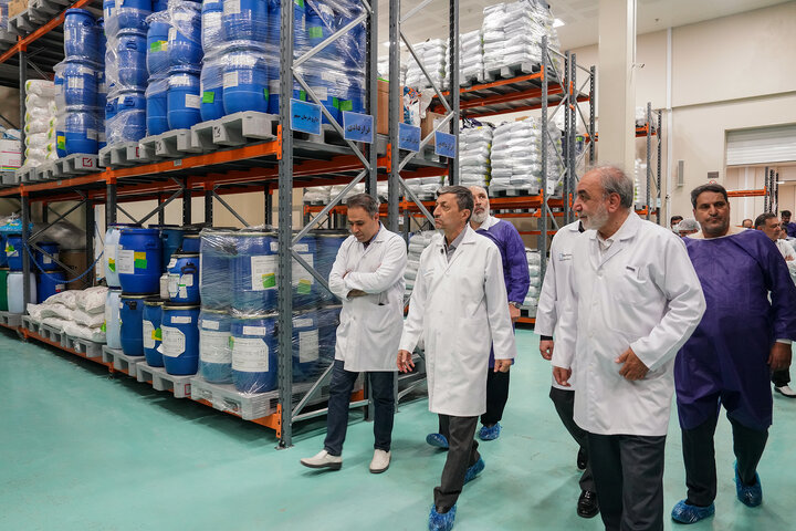 بازدید رئیس ستاد اجرایی فرمان امام از کارخانه داروسازی ریحانه اصفهان