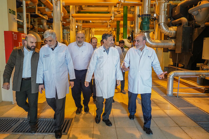 بازدید رئیس ستاد اجرایی فرمان امام از کارخانه داروسازی ریحانه اصفهان