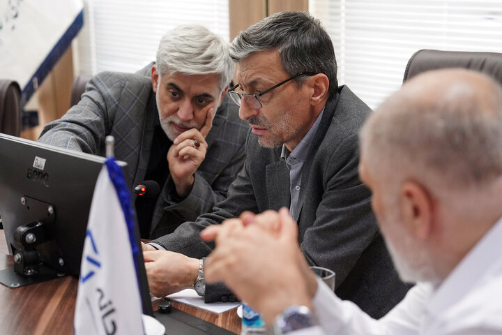 بازدید رئیس ستاد اجرایی فرمان امام از کارخانه داروسازی ریحانه اصفهان