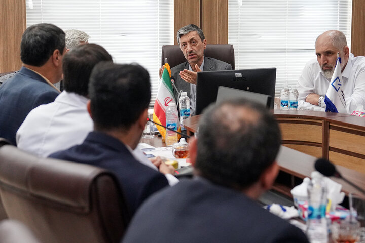 بازدید رئیس ستاد اجرایی فرمان امام از کارخانه داروسازی ریحانه اصفهان