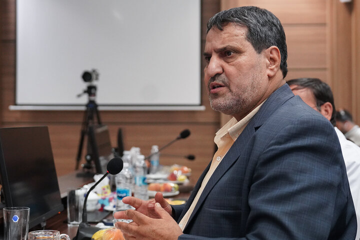 بازدید رئیس ستاد اجرایی فرمان امام از کارخانه داروسازی ریحانه اصفهان