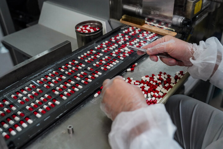 نگاه/ روایتی متفاوت از بازدید رئیس ستاد اجرایی فرمان امام از داروسازی ریحانه در اصفهان