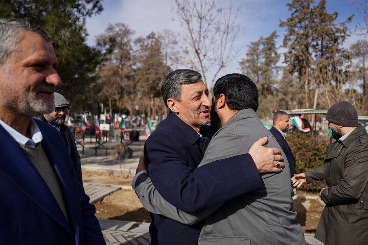 حضور رئیس، مدیران و کارکنان ستاد اجرایی فرمان امام در گلزار شهدای بهشت زهرا