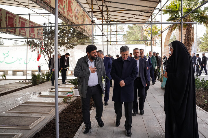 حضور رئیس، مدیران و کارکنان ستاد اجرایی فرمان امام در گلزار شهدای بهشت زهرا