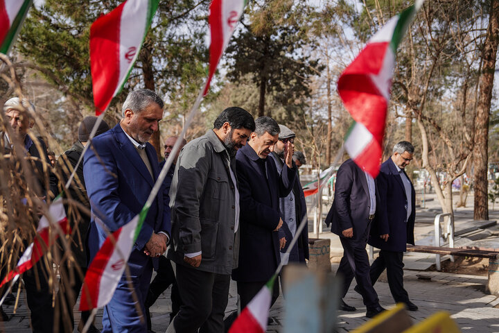 حضور رئیس، مدیران و کارکنان ستاد اجرایی فرمان امام در گلزار شهدای بهشت زهرا