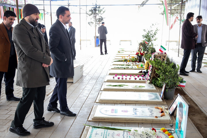 حضور رئیس، مدیران و کارکنان ستاد اجرایی فرمان امام در گلزار شهدای بهشت زهرا