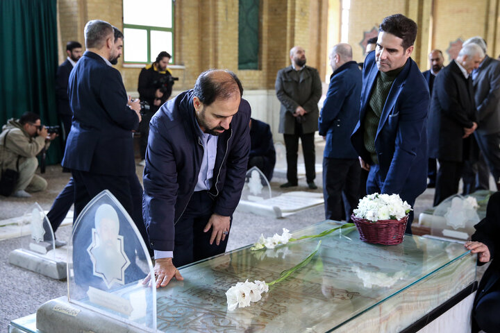 حضور رئیس، مدیران و کارکنان ستاد اجرایی فرمان امام در گلزار شهدای بهشت زهرا