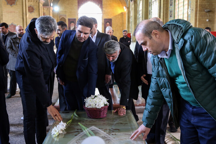 حضور رئیس، مدیران و کارکنان ستاد اجرایی فرمان امام در گلزار شهدای بهشت زهرا