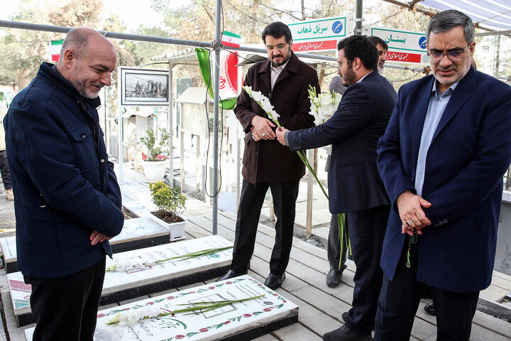 حضور رئیس، مدیران و کارکنان ستاد اجرایی فرمان امام در گلزار شهدای بهشت زهرا