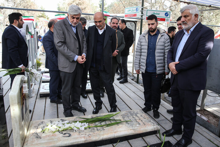 حضور رئیس، مدیران و کارکنان ستاد اجرایی فرمان امام در گلزار شهدای بهشت زهرا