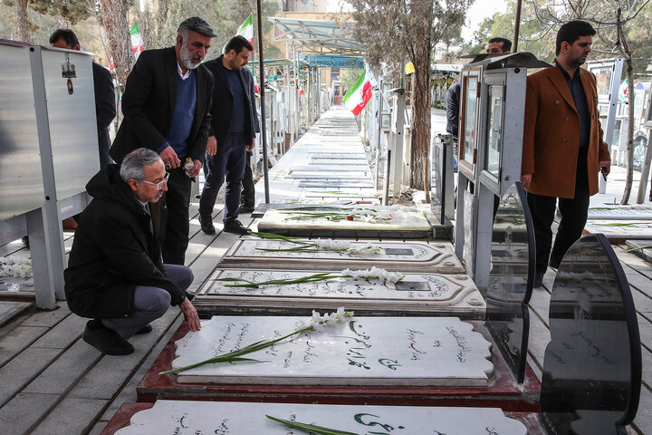 حضور رئیس، مدیران و کارکنان ستاد اجرایی فرمان امام در گلزار شهدای بهشت زهرا