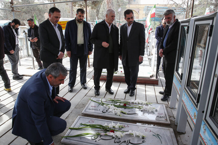 حضور رئیس، مدیران و کارکنان ستاد اجرایی فرمان امام در گلزار شهدای بهشت زهرا