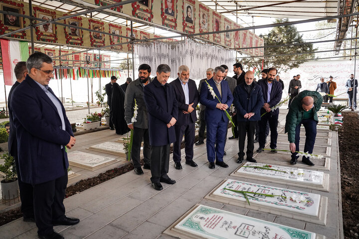 حضور رئیس، مدیران و کارکنان ستاد اجرایی فرمان امام در گلزار شهدای بهشت زهرا