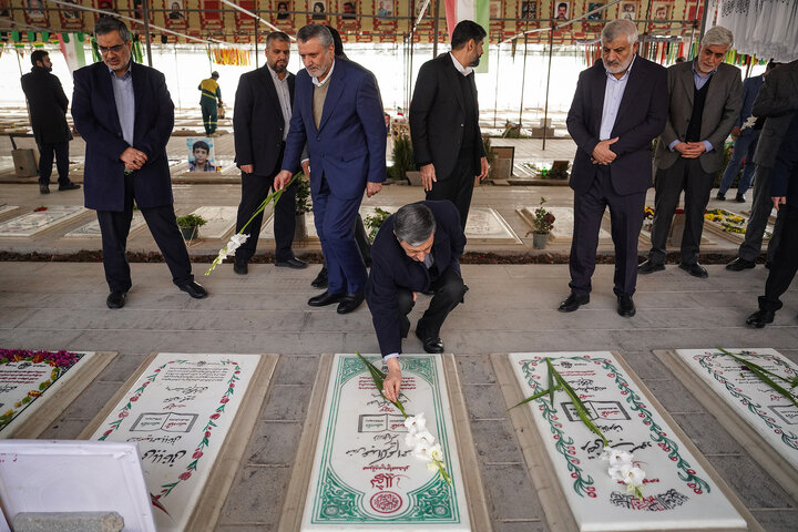 حضور رئیس، مدیران و کارکنان ستاد اجرایی فرمان امام در گلزار شهدای بهشت زهرا