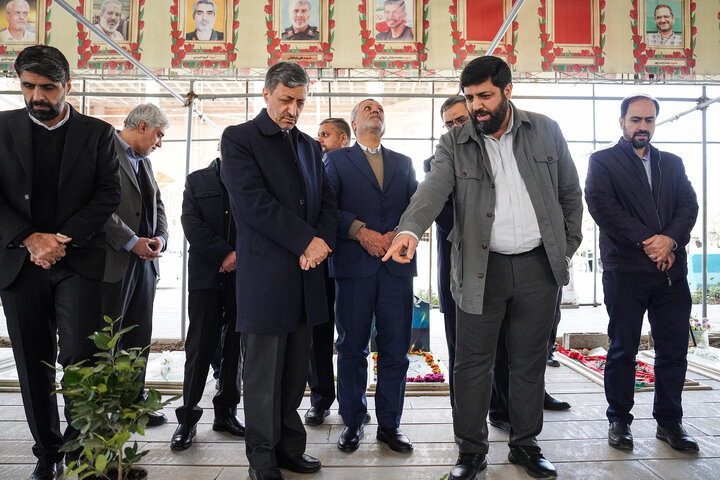 حضور رئیس، مدیران و کارکنان ستاد اجرایی فرمان امام در گلزار شهدای بهشت زهرا