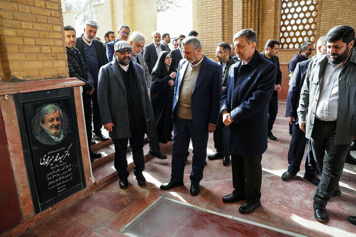 حضور رئیس، مدیران و کارکنان ستاد اجرایی فرمان امام در گلزار شهدای بهشت زهرا