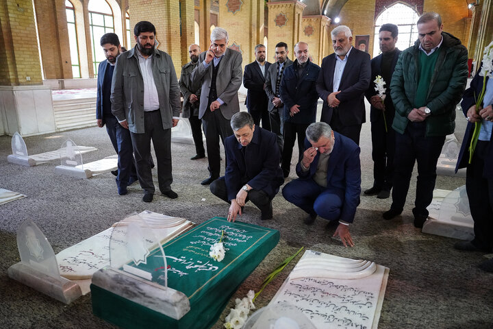 حضور رئیس، مدیران و کارکنان ستاد اجرایی فرمان امام در گلزار شهدای بهشت زهرا