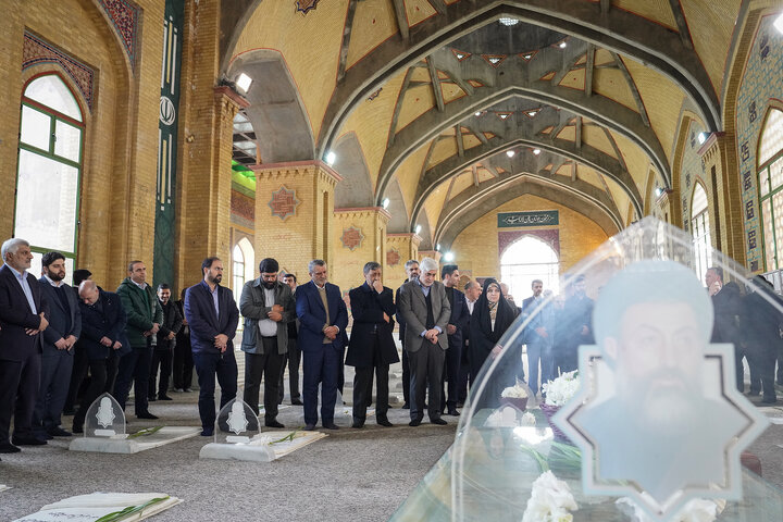 حضور رئیس، مدیران و کارکنان ستاد اجرایی فرمان امام در گلزار شهدای بهشت زهرا