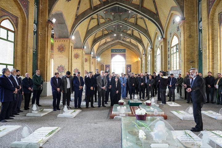 حضور رئیس، مدیران و کارکنان ستاد اجرایی فرمان امام در گلزار شهدای بهشت زهرا