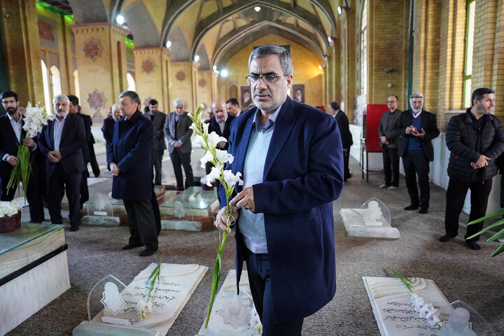 حضور رئیس، مدیران و کارکنان ستاد اجرایی فرمان امام در گلزار شهدای بهشت زهرا