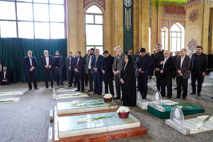 حضور رئیس، مدیران و کارکنان ستاد اجرایی فرمان امام در گلزار شهدای بهشت زهرا