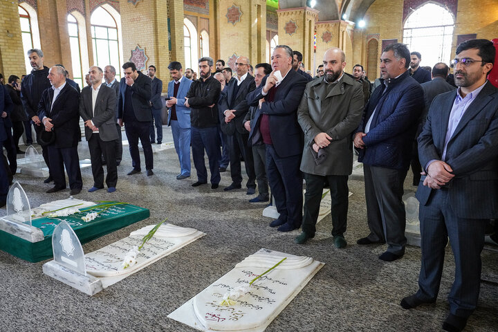 حضور رئیس، مدیران و کارکنان ستاد اجرایی فرمان امام در گلزار شهدای بهشت زهرا