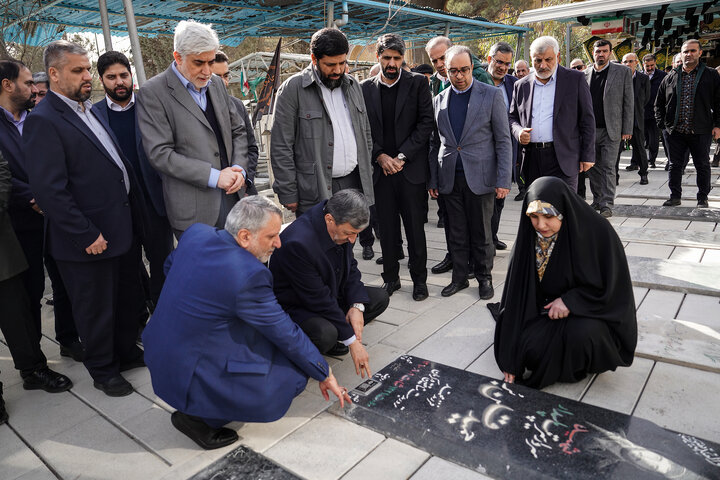 حضور رئیس، مدیران و کارکنان ستاد اجرایی فرمان امام در گلزار شهدای بهشت زهرا