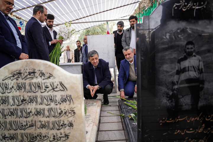 حضور رئیس، مدیران و کارکنان ستاد اجرایی فرمان امام در گلزار شهدای بهشت زهرا