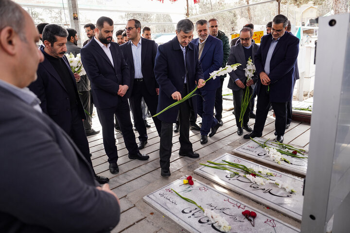 حضور رئیس، مدیران و کارکنان ستاد اجرایی فرمان امام در گلزار شهدای بهشت زهرا