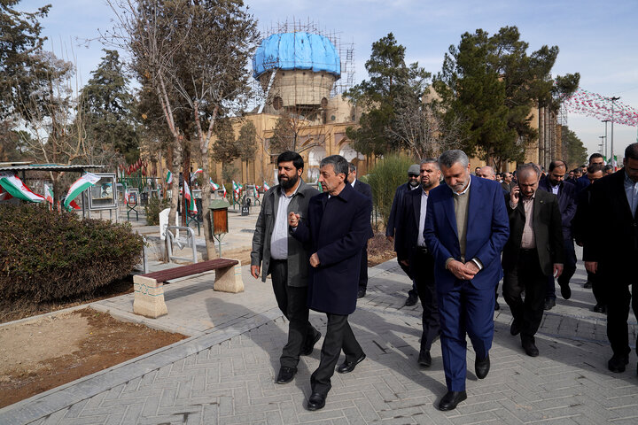 حضور رئیس، مدیران و کارکنان ستاد اجرایی فرمان امام در گلزار شهدای بهشت زهرا