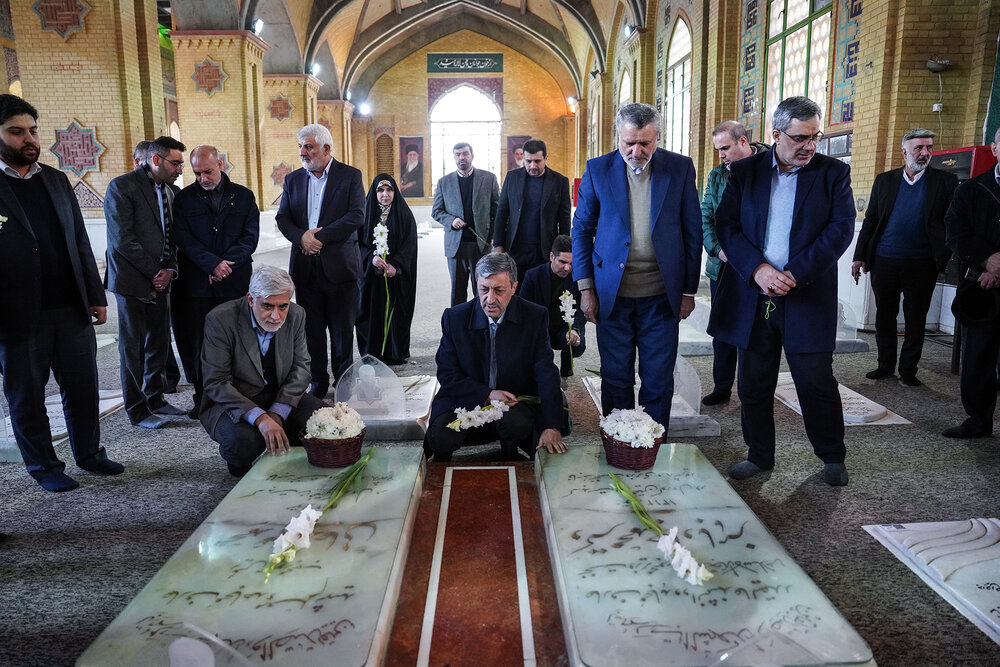 همزمان با ایام الله دهه فجر؛ حضور رئیس، مدیران و کارکنان ستاد اجرایی فرمان امام در گلزار شهدای بهشت زهرا