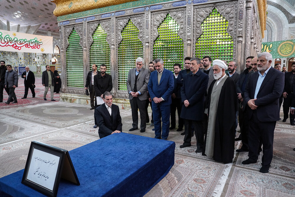 ویدئو/ تجدید بیعت مدیران و کارکنان ستاد اجرایی فرمان امام با امام و شهدا در چهل و هفتمین سالروز پیروزی انقلاب